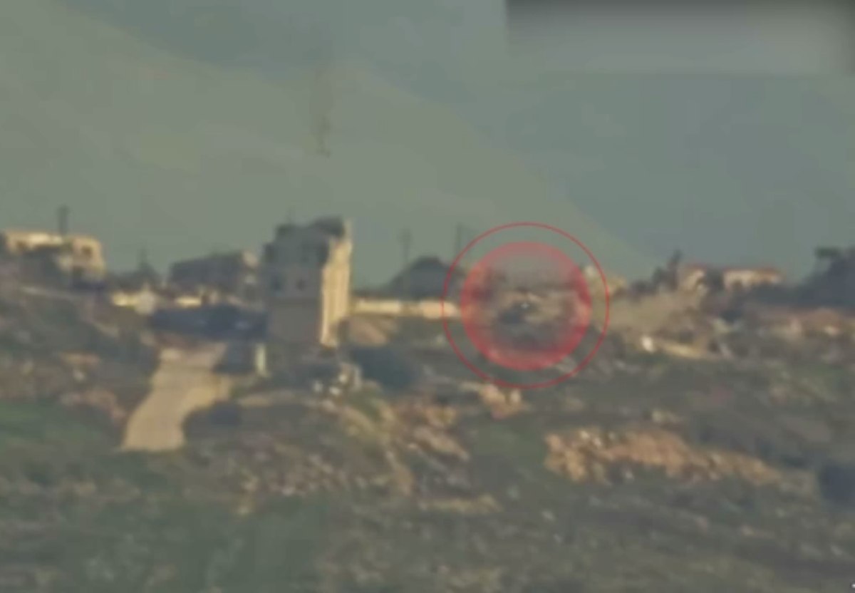 Η στιγμή που η Χεζμπολάχ πλήττει ισραηλινό τανκ Merkava στον νότιο Λίβανο