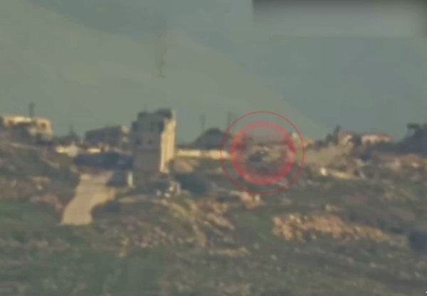 Η στιγμή που η Χεζμπολάχ πλήττει ισραηλινό τανκ Merkava στον νότιο Λίβανο