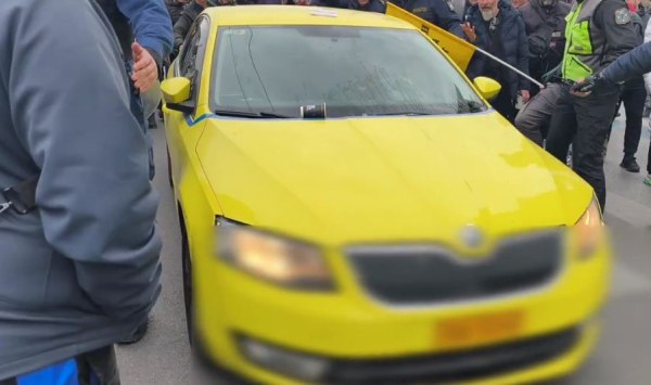 Απεργία ταξί: Στιγμές μεγάλης έντασης στο Σύνταγμα – Προπηλακισμός αυτοκινητιστή που δεν απεργούσε