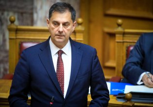 Παραλήρημα Θεοχάρη στη Βουλή: «Αφού δεν σας ενδιαφέρει η Ελλάδα γιατί είστε βουλευτής», είπε στον Καζαμία – Χαμός στην Ολομέλεια