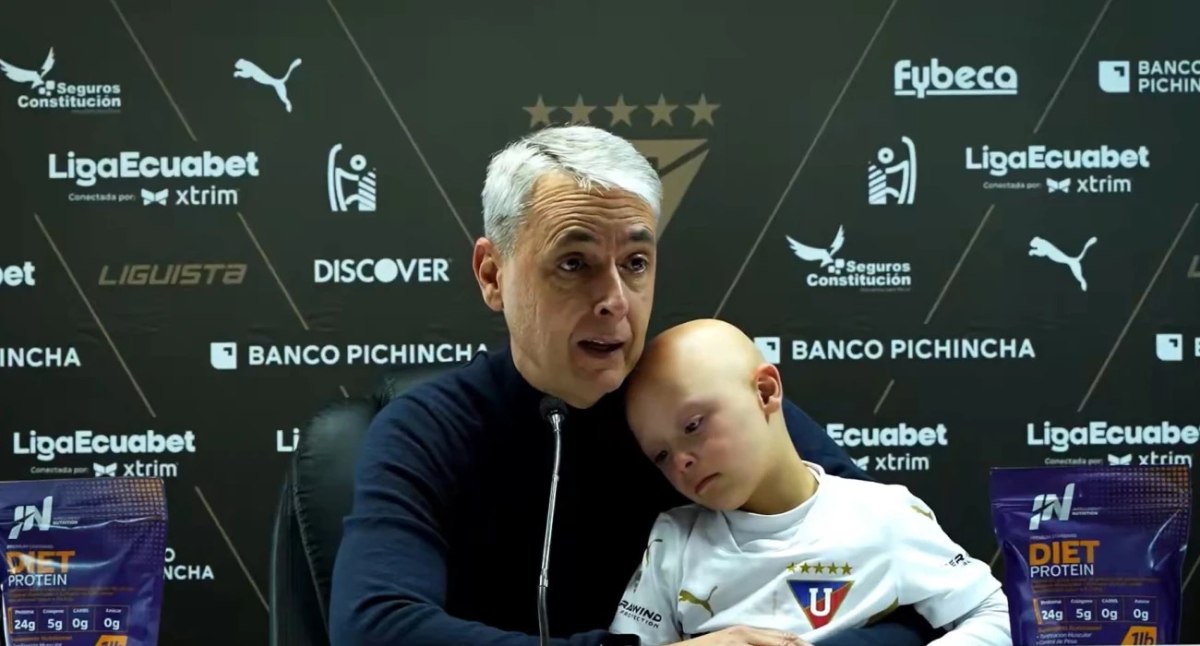 Συγκινητικό βίντεο: Προπονητής πήγε στη συνέντευξη Τύπου αγκαλιά με τον γιο του που έχει σύνδρομο Down (vid)