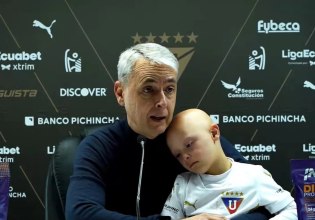 Συγκινητικό βίντεο: Προπονητής πήγε στη συνέντευξη Τύπου αγκαλιά με τον γιο του που έχει σύνδρομο Down (vid)