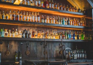 ΑΑΔΕ: Big Brother σε αλκοόλ και τσιγάρα – Ποιες επιχειρήσεις μπαίνουν στο στόχαστρο