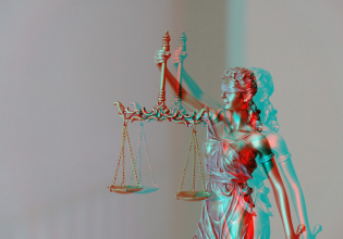 Όταν η εξουσία συγκρούεται με τη δικαιοσύνη: Η σιωπηλή κρίση του κράτους δικαίου στην Ευρώπη