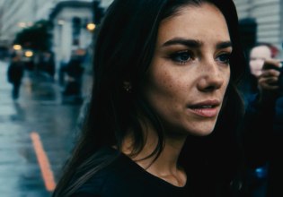 Η AI ηθοποιός Τίλι Νόργουντ κυκλοφόρησε το πρώτο της τραγούδι – Και μάλλον οι καλλιτέχνες μπορούν να κοιμούνται ήσυχοι