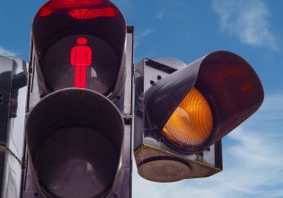 Φανάρια ρύθμισης κυκλοφορίας: Πότε περνάμε με πορτοκαλί – Τι ορίζει ο νέος ΚΟΚ