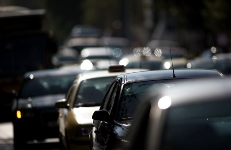 Χαϊδάρι: Κυκλοφοριακό κομφούζιο στη Λεωφόρο Αθηνών λόγω τροχαίου