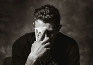 Χρήματα: Η έλλειψή τους «παίζει» με το μυαλό μας