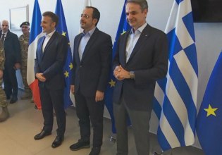 Στην Κύπρο ο Μητσοτάκης: Σε εξέλιξη η συνάντηση με Μακρόν και Χριστοδουλίδη