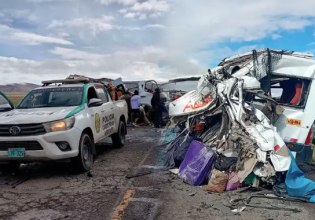Περού: Τουλάχιστον 13 νεκροί σε σφοδρή σύγκρουση μίνι βαν με νταλίκα
