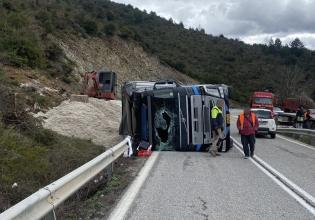 Τροχαίο με ανατροπή νταλίκας στην εθνική οδό Καλαμπάκας – Ιωαννίνων
