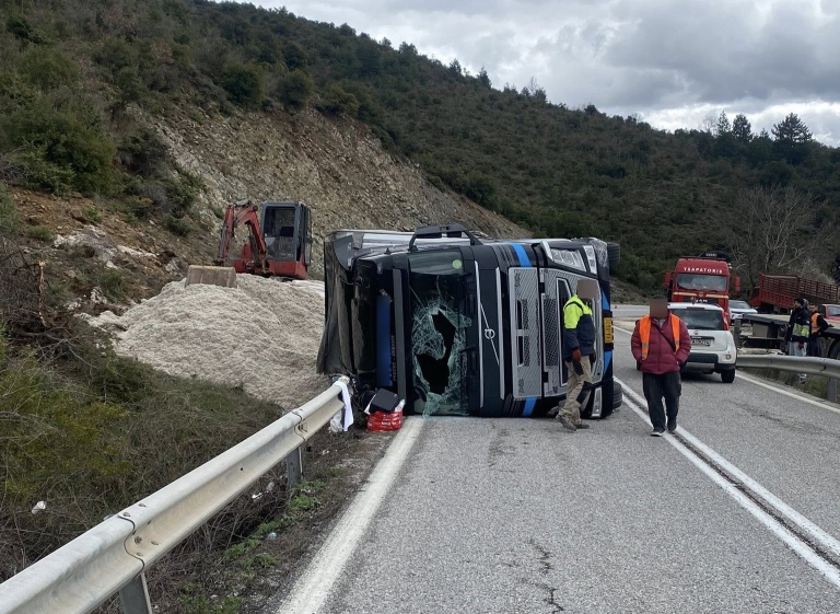 Τροχαίο με ανατροπή νταλίκας στην εθνική οδό Καλαμπάκας – Ιωαννίνων