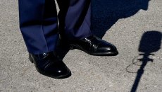 Τραμπ: Εμμονή με… παπούτσια αξίας 145 δολαρίων – Γιατί δεν αφήνει κανέναν να φύγει χωρίς ένα ζευγάρι