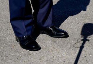 Τραμπ: Εμμονή με… παπούτσια αξίας 145 δολαρίων – Γιατί δεν αφήνει κανέναν να φύγει χωρίς ένα ζευγάρι