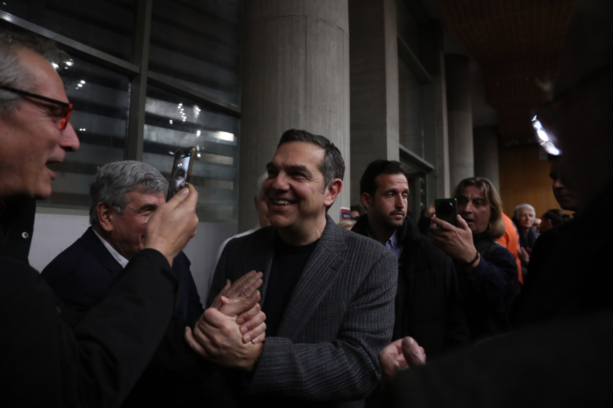 Πλώρη για «πρωτάθλημα» βάζει ο Τσίπρας με νέο σταθμό την Κοζάνη, εν μέσω ανάφλεξης στη Μέση Ανατολή