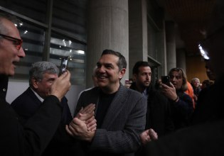 Πλώρη για «πρωτάθλημα» βάζει ο Τσίπρας με νέο σταθμό την Κοζάνη, εν μέσω ανάφλεξης στη Μέση Ανατολή