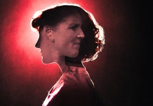 Τζέιν Άντριους: Έμπιστη της Φέργκιουσον, στυγερή δολοφόνος με ρόπαλο κρίκετ