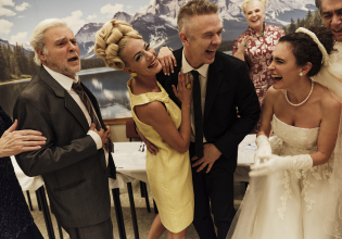 Tζένη Τζένη – Ένα ηλιόλουστο Ρέκβιεμ: Εμπνευσμένο από τον παλιό ελληνικό κινηματογράφο