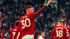 Μάντσεστερ Γιουνάιτεντ – Άστον Βίλα 3-1: Φαβορί για το… σεντόνι οι Κόκκινοι Διάβολοι, ιστορική επίδοση του Μπρούνο Φερνάντες