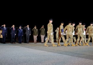 Ιράν: Ο Βανς υποδέχεται το πτώμα του έβδομου αμερικανού στρατιώτη που σκοτώθηκε στη Μέση Ανατολή