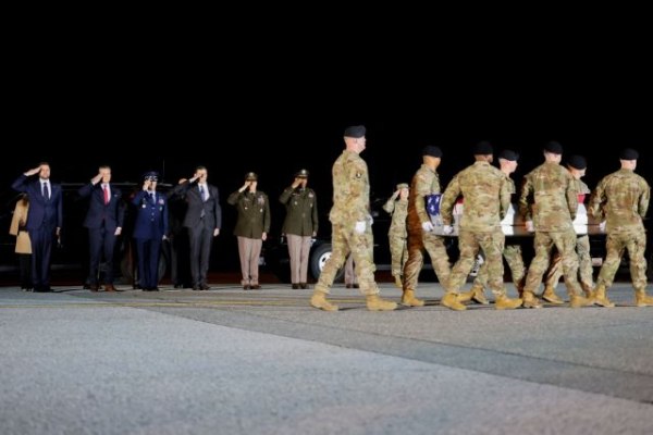 Ιράν: Ο Βανς υποδέχεται τη σορό του έβδομου αμερικανού στρατιώτη που σκοτώθηκε στη Μέση Ανατολή