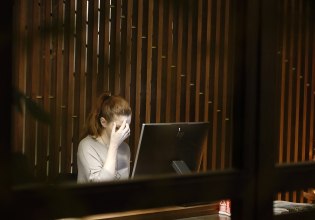 Ανατροπή: Burnout δεν παθαίνουν (μόνο) όσοι δουλεύουν περισσότερο