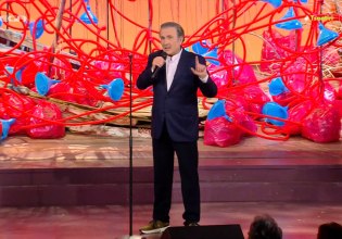 Το μήνυμα του Λάκη Λαζόπουλου: «Μία μάνα νίκησε τη Χρυσή Αυγή, φανταστείτε 57 μάνες τι μπορούν να κάνουν»