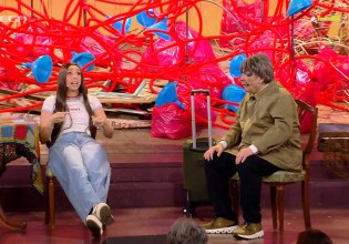 Μεγάλη έκπληξη στο «Αλ Τσαντίρι Νιούζ» – Η Έλενα Χαραλαμπούδη έγινε η… εγγονή του Λάκη Λαζόπουλου