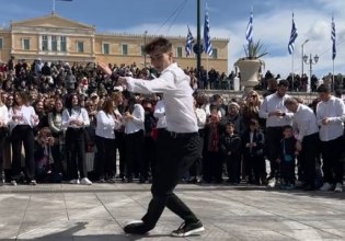Το ζεϊμπέκικο που χόρεψε μαθητής στο Σύνταγμα μετά την παρέλαση έγινε viral