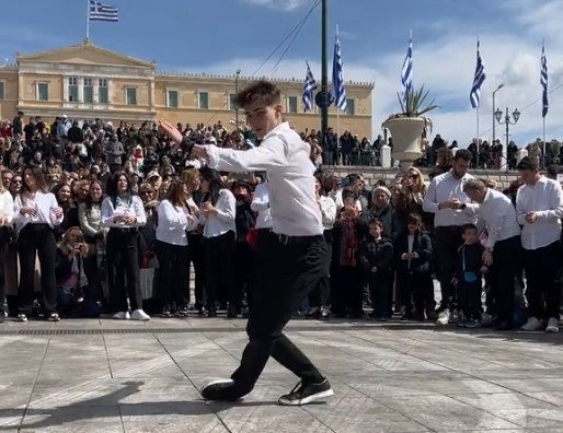 Το ζεϊμπέκικο που χόρεψε νεαρός στο Σύνταγμα μετά την παρέλαση έγινε viral
