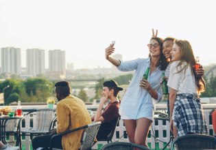 Σε ποια ηλικία «κρύβεται» η ευτυχία;