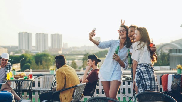 Σε ποια ηλικία «κρύβεται» η ευτυχία;