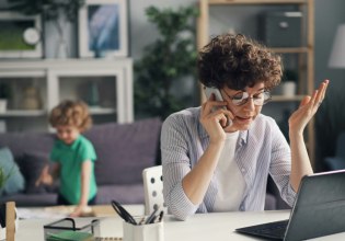 Νιώθετε εξαντλημένες; Οκτώ είδη «αόρατης εργασίας» που κάνουν τις γυναίκες να νιώθουν υπερφορτωμένες