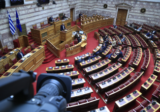 Βουλή: «Τεχνητή ένταση» καταλογίζει στο ΠΑΣΟΚ η κυβέρνηση  – «Ο πρωθυπουργός δεν ξεφύγει από τα ερωτήματα», απαντά ο Μάντζος