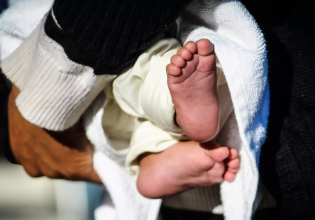 Πάτρα: Σοκάρουν οι καταγγελίες γιατρού για το τραυματισμένο βρέφος – Ξαφνική εισαγγελική εντολή για αστυνομική φύλαξη