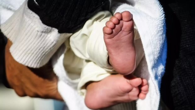 Πάτρα: Σοκάρουν οι καταγγελίες γιατρού για το τραυματισμένο βρέφος – Ξαφνική εισαγγελική εντολή για αστυνομική φύλαξη