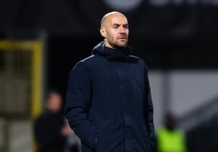 Η Τσέλιε απέλυσε τον προπονητή της μετά την ήττα απο την ΑΕΚ