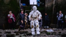 «Παράσιτο»: Queer εικαστικός φόρεσε 24 πάνες ακράτειας και βυθίστηκε στον μολυσμένο Τάμεση – Το πλήρωσε με την υγεία του