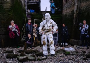 «Παράσιτο»: Queer εικαστικός φόρεσε 24 πάνες ακράτειας και βυθίστηκε στον μολυσμένο Τάμεση – Το πλήρωσε με την υγεία του