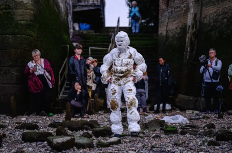 «Παράσιτο»: Queer εικαστικός φόρεσε 24 πάνες ακράτειας και βυθίστηκε στο μολυσμένο Τάμεση – Το πλήρωσε με την υγεία του