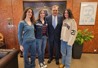 Η «μεταγραφή αεροδρομίου» που έκανε ο Ισίδωρος Κούβελος με τις αδερφές Αλεξανδρή