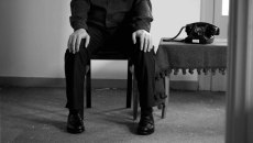 «Η αλήθεια είναι»: Το νεοελληνικό έργο του Δημήτρη Δημητριάδη στο Θέατρο 104