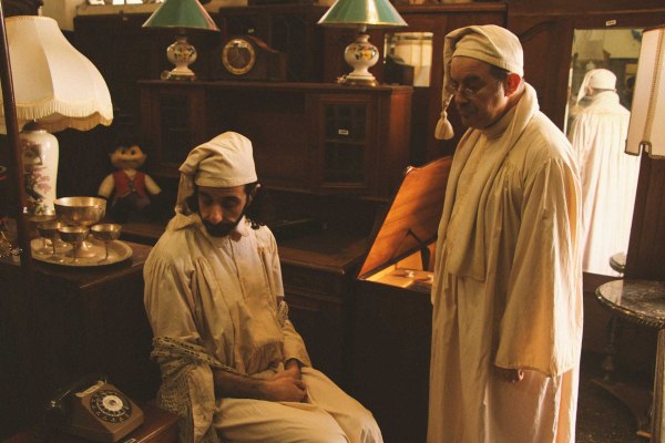 «Πανδοχείον η Φιλόξενη Ερημία»: Η νέα παράσταση των bizoux de kant στο Hood art space