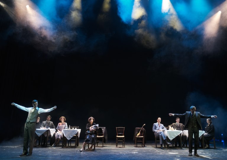 Η «Αστόρια» άνοιξε αυλαία στο Θέατρο Παλλάς – Ένα υπερθέαμα που δεν φοβάται να είναι μεγάλο σε κλίμακα, διάρκεια και φιλοδοξία