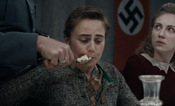 The Tasters: Η άγνωστη ιστορία των γυναικών που δοκίμαζαν το φαγητό του Χίτλερ – με τον φόβο της δηλητηρίασης