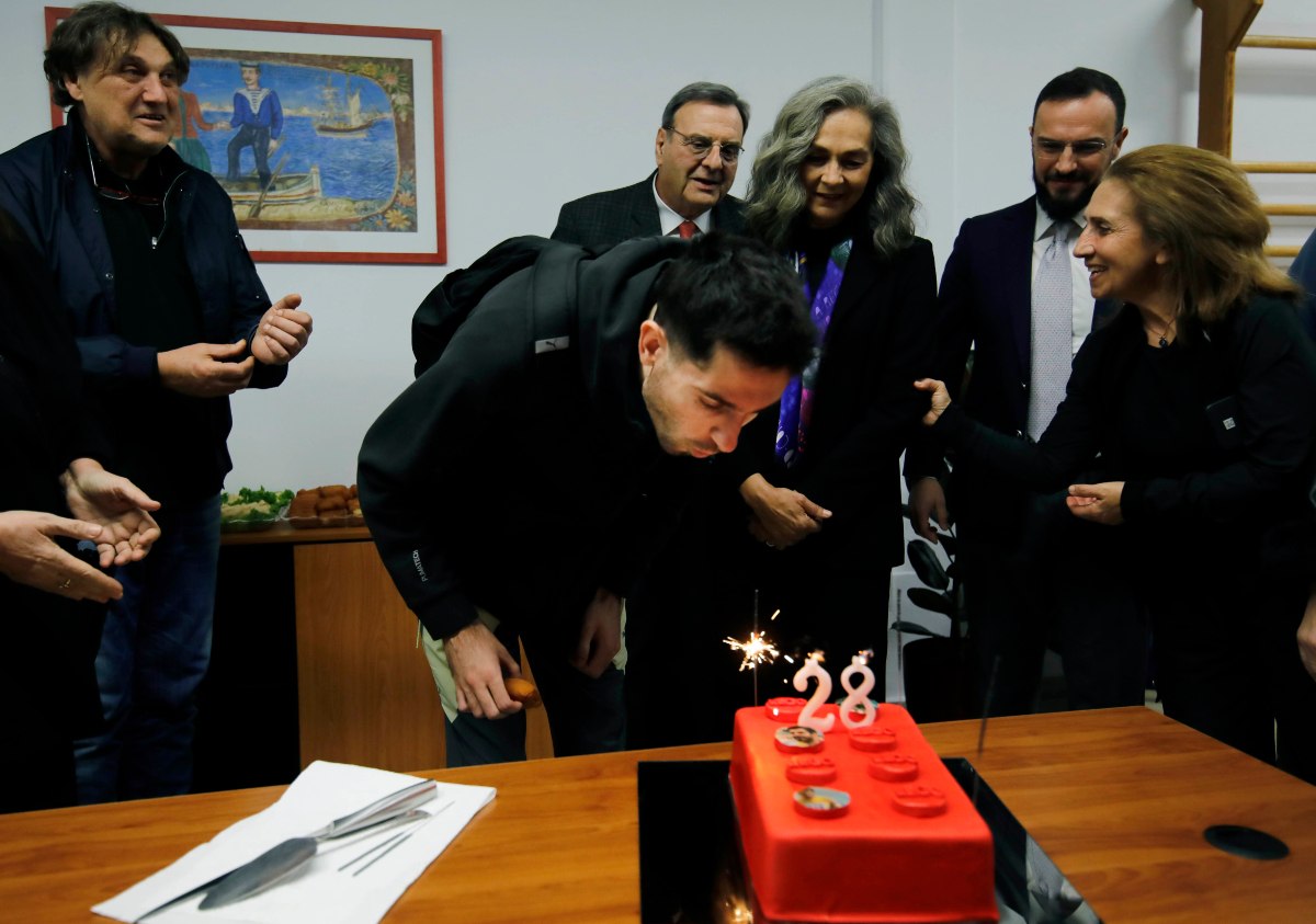 Η τούρτα LEGO για τα γενέθλια του Τεντόγλου στο νέο φυσικοθεραπευτήριο του ΟΑΚΑ