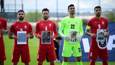 Ανατριχίλα από το Ιράν: Ο Ταρέμι και οι συμπαίκτες του με φωτογραφίες παιδιών-θυμάτων του πολέμου (Pics, Vid)