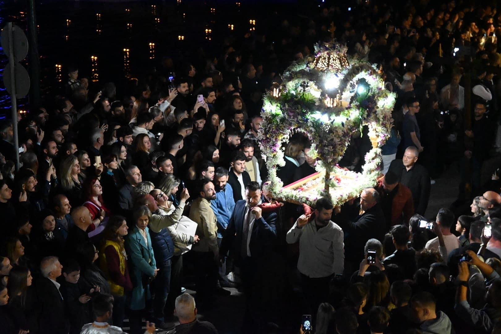 Στιγμιότυπο από περιφορά επιταφίου στην Αιτωλοακαρνανία