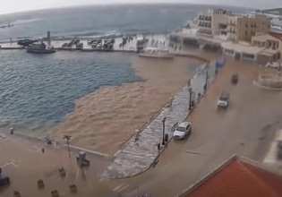 Εντυπωσιακές εικόνες από την Τήνο: Η κακοκαιρία «μετέτρεψε» τη θάλασσα σε καφέ μέσα σε λίγα λεπτά