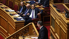 «Πυρ ομαδόν» κατά Μητσοτάκη από την αντιπολίτευση για το Κράτος Δικαίου – «Πρέπει να φύγει ο διαπλεκόμενος πρωθυπουργός»